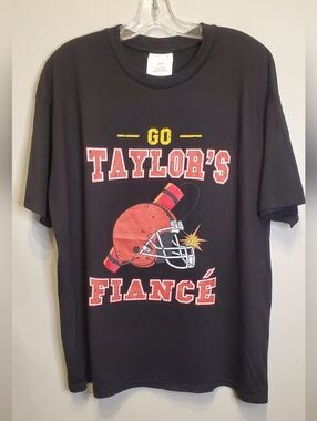 334. NWOT - "Go Taylor's Fiancé" Graphic Tee